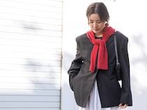 鉄板の【甘めブラウス×デニム】は「メンズ風」が気分！｜上枝みどりさんの春服洒落見せのコツ