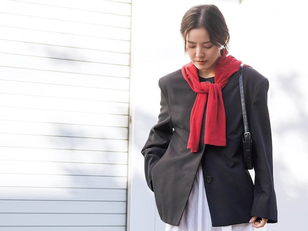 鉄板の【甘めブラウス×デニム】は「メンズ風」が気分！｜上枝みどりさんの春服洒落見せのコツ