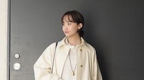 【40代スナップ】春のモノトーンは「エクリュのコート」を主役にホワイト多めで｜佐藤麻理奈さん