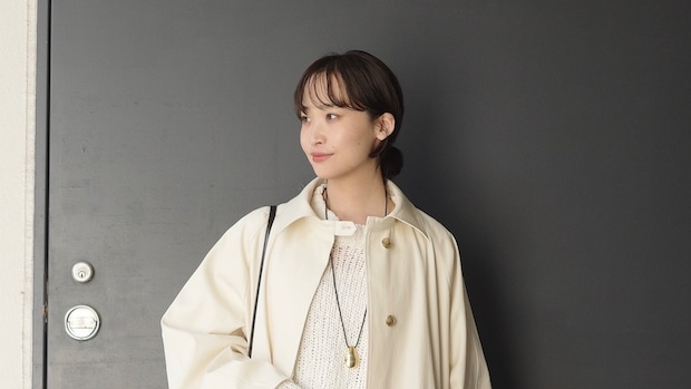 【40代スナップ】春のモノトーンは「エクリュのコート」を主役にホワイト多めで|佐藤麻理奈さん