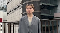 【40代スナップ】メンズジャケットの中に「シアートップス」を重ねて、春っぽく！｜小林唯さん