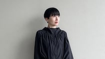 【40代スナップ】スポーティな「ナイロンブルゾン」をタイツ合わせで女っぽく｜本間理恵子さん