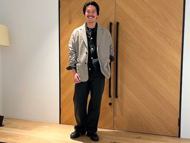 無造作な袖まくりが洒落るコツ。上品バイカラーの「大人のジャケットスタイル」をマネしたい！【メンズ服に学ぶ】