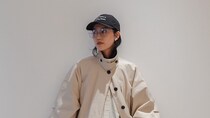 【40代スナップ】どんなボトムも相性抜群！ 「ハーフ丈コート」は春コーデの主役です｜倉奏絵さん