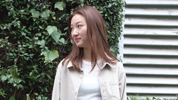 【40代スナップ】今っぽい！淡色「クロップド丈」デニムアウターを、デニムにオン｜齋藤優奈さん