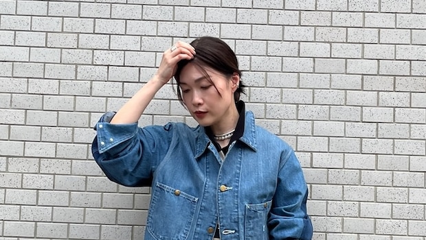 【40代スナップ】洒落るデニムジャケット着こなしは「ブラックアイテム」がカギ！｜市川綾子さん