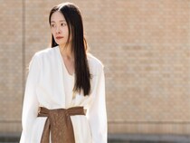 トレンドの【ストール腰巻き】はフリンジストールで！｜おしゃれな人の春アイテム洒落見せのコツ
