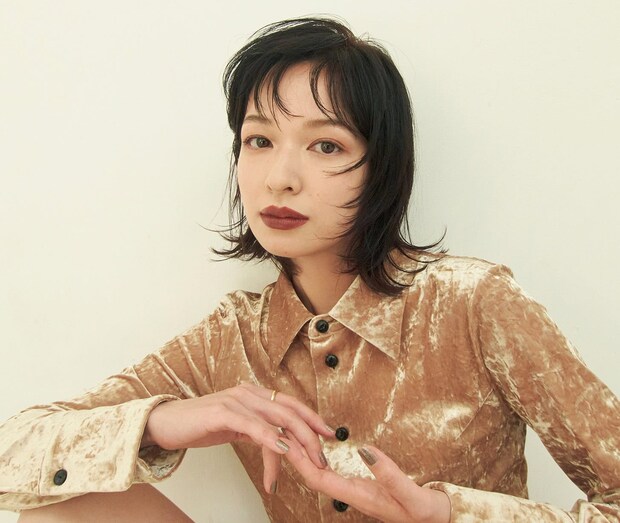 【NARSのブラウンリップ術】トレンド通ヘアメイク佐川理佳さん「上唇のW三角を強調してキリっと」
