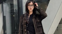 【40代スナップ】花柄シアースカートを「ヴィンテージジャケット」で甘さ引きしめ！｜MAKOさん