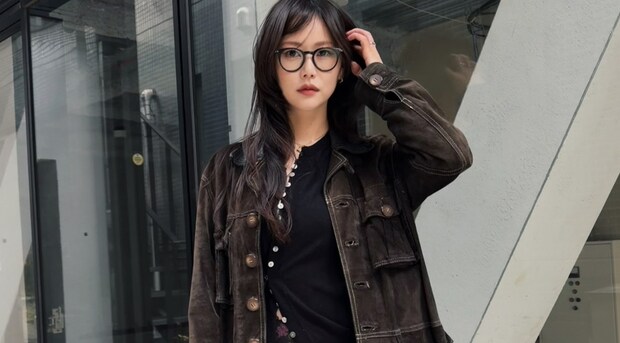 【40代スナップ】花柄シアースカートを「ヴィンテージジャケット」で甘さ引きしめ！｜MAKOさん