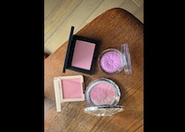 無難とは逆の【マット系ピンク】がイイ！ 40代人気エディターがたどり着いた「大人チークの最適解」