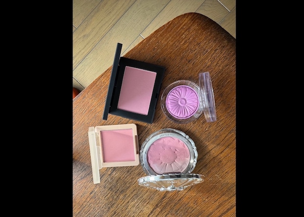 無難とは逆の【マット系ピンク】がイイ！ 40代人気エディターがたどり着いた「大人チークの最適解」