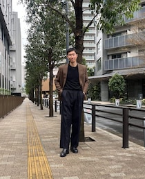 ザ・ロウのジャケットが主役。「黒×ブラウン」配色で洒落たジャケットコーデ完成！【メンズ服に学ぶ】