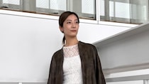 【40代スナップ】辛口「レザー」風ブルゾンに「レース」合わせがレディで旬見え♡｜内山早苗さん
