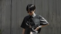 【40代スナップ】トレンドのレザーをシャツで。羽織るだけで旬！「レザーシャツ」｜若林美緒さん