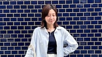 【40代スナップ】「ひと癖シャツ」はこの時期「羽織り」に。ジュエリーも映える！｜鈴木朋子さん