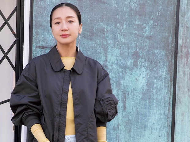 カラータイツ投入でトレンドの【カラーブロック】コーデに！｜おしゃれな人の春服洒落見せのコツ
