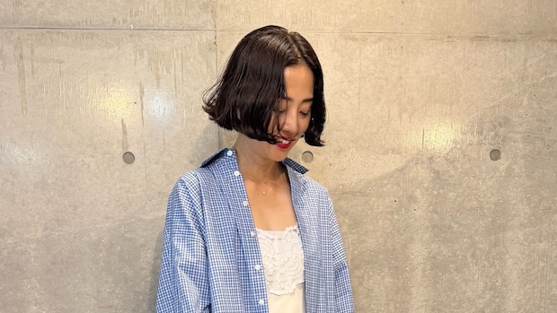 【40代スナップ】爽やか「シャツ」は前開きで「キャミドレス」合わせでレディに！｜濱中鮎子さん
