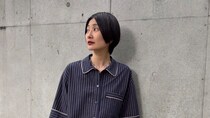 【40代スナップ】大人が着て洒落る♡ 「パジャマシャツ」はシックなネイビーで！｜藤原祥子さん