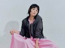 春は【レイヤードスタイル】！同色トップスの「肩掛け」がこの時期、奥行きが出て超洒落ます