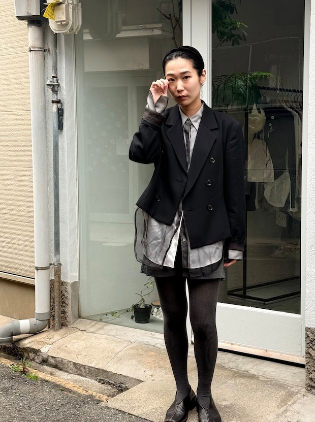 【40代スナップ】シアー素材が重なった「ヴィンテージシャツ」で、即ドレスアップ！｜モネさん