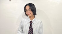 【40代スナップ】着まわし力抜群「ボタンダウンシャツ」にネクタイ合わせで、旬！｜宇賀神舞さん