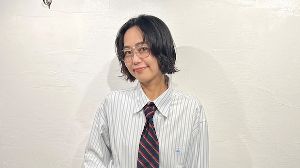 【40代スナップ】着まわし力抜群「ボタンダウンシャツ」にネクタイ合わせで、旬！｜宇賀神舞さん