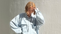 【40代スナップ】撥水加工あり「オーバーシャツ」とデニム＆透けスカートで旬コーデに｜長島彩香さん