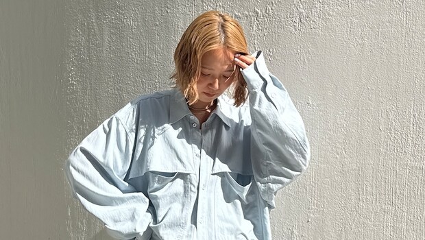 【40代スナップ】撥水加工あり「オーバーシャツ」とデニム＆透けスカートで旬コーデに｜長島彩香さん