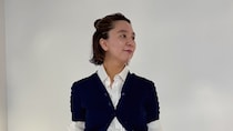 【40代スナップ】遊び心ある「デザイン白シャツ」とちびカーデのバランスがイイ！｜早崎和美さん
