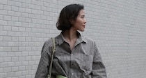 【40代スナップ】メンズシャツに「腰巻き」「レースレギンス」でむしろ女っぽく◎｜田原麻捺さん