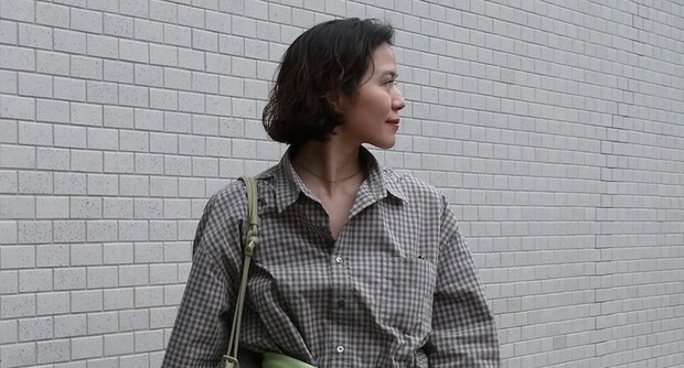 【40代スナップ】メンズシャツに「腰巻き」「レースレギンス」でむしろ女っぽく◎｜田原麻捺さん