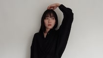 【40代スナップ】ドルマンシャツと肌見せで「オールブラック」コーデも女っぽく｜魚住優歌さん