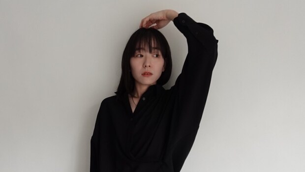 【40代スナップ】ドルマンシャツと肌見せで「オールブラック」コーデも女っぽく｜魚住優歌さん