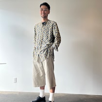 【メンズ服に学ぶ】ハンパ丈ショートパンツに柄シャツ……宮本哲明さんのバランス感が洒落てます！