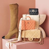 淡いピンクの横長バッグが可愛い♡【シャネルの秋冬】スカーフを巻いてフレンチシックに仕上がる！