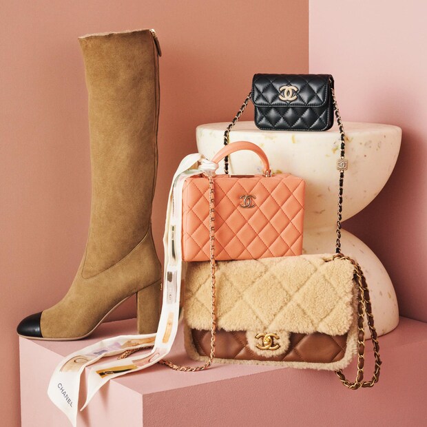 淡いピンクの横長バッグが可愛い♡【シャネルの秋冬】スカーフを巻いてフレンチシックに仕上がる！