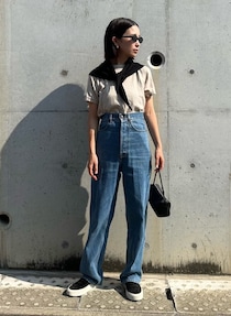 シンプルすぎないTシャツにデニム。秘訣は「腰にも巻けるスカーフ」【365日スナップ】山﨑有希さん