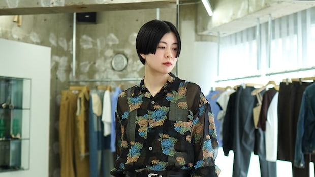 【40代スナップ】今季トレンド「花柄シャツ」はハンサムに着こなすのが正解！｜遠藤美紗子さん