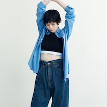 この秋は「脚長腰ばきデニム、ヘルシーなブラトップ、あざやかシャツ」でトレンドをまとう、が正解！