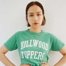 【ヴァン クリーフ＆アーペルのジュエリー】ヴィンテージのグリーンTにカラーストーンのヌケ感をオン！