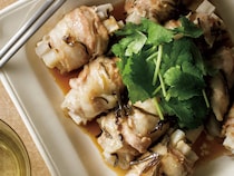 レンジでお手軽！ ジューシー豚肉とコリコリれんこん、塩昆布がウマすぎ【れんこんの肉巻き】