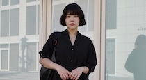 【40代スナップ】オールブラックコーデは「シャツのシルエット」でこなれ見せ！｜佐々木理乃さん