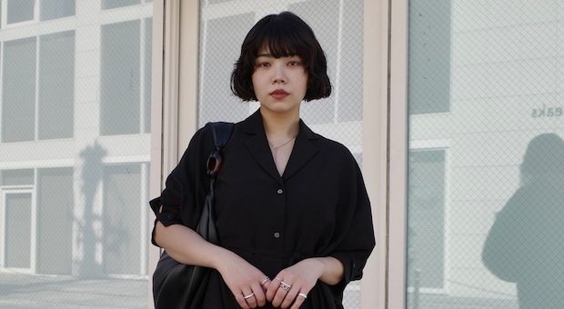 【40代スナップ】オールブラックコーデは「シャツのシルエット」でこなれ見せ！｜佐々木理乃さん