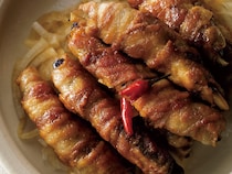 豚バラ肉のコクになすのジューシーさ、甘酸っぱ味が食欲そそる【なすの肉巻き南蛮だれ】レシピ