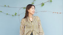 【40代スナップ】初夏はシャツの素材感がこなれ見えする大人の「セットアップ」で｜藤原美有さん
