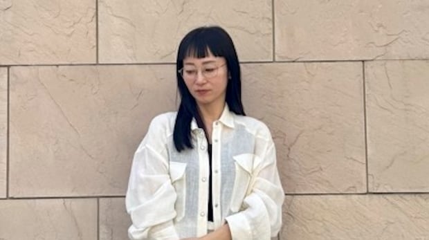 【40代スナップ】初夏は爽やか「リネンシャツ」で甘過ぎないホワイトコーデ完成！｜座間温子さん