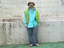 今季流行の「カラー×カラー」コーデの秘訣は「絶妙なダサさ」「寒色と暖色の組み合わせ」【メンズスナップ】