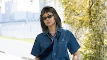 【40代スナップ】セットアップ風「デニムオンデニム」にスカーフ合わせが、旬！｜小神野直子さん