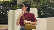 【40代スナップ】デニム×Tシャツのシンプルコーデは「色と小物」で味付けして！｜吉田祐子さん